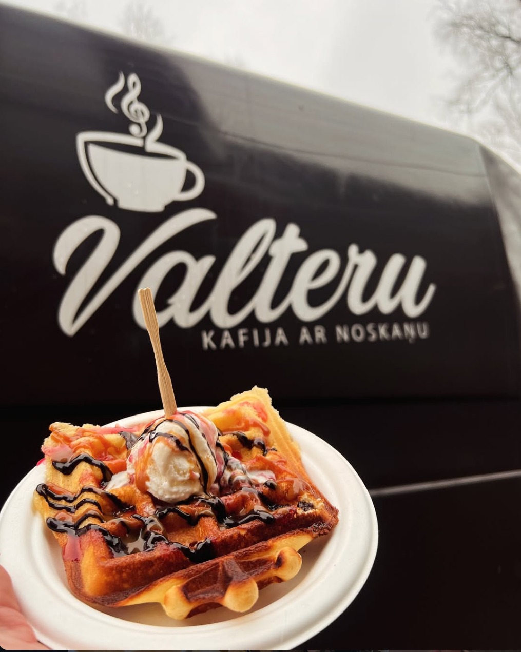 Vafele ar saldējumu pie Valteru kafijas piekabītes